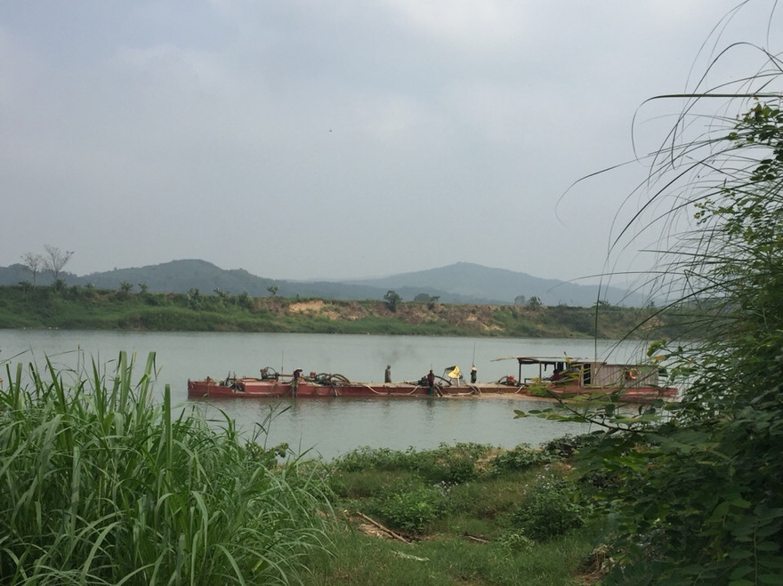 Khai thác cát tràn lan, người dân mất dần đất sản xuất