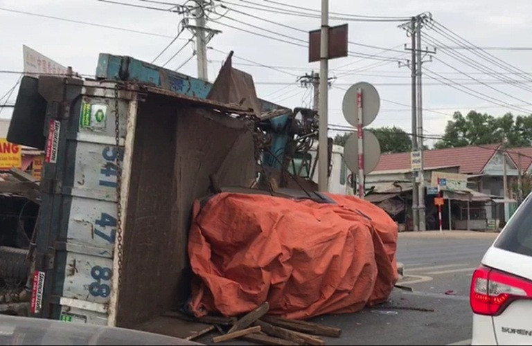 Xe tải ‘cày nát’ dải phân cách rồi lật nhào, giao thông khu vực tê liệt