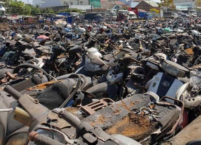 Đưa hơn 500 xe máy ‘phơi nắng’ nhiều năm đi tiêu hủy