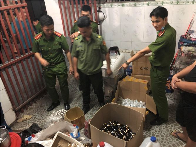 Đột kích xưởng sản xuất dung dịch chống khuẩn giả ở Bình Dương