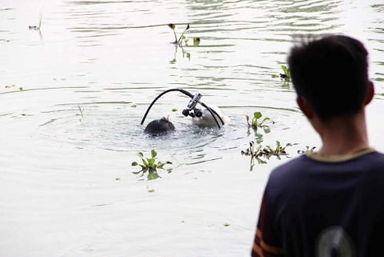 Người nhái trục vớt 2 thanh niên đuối nước trong công viên