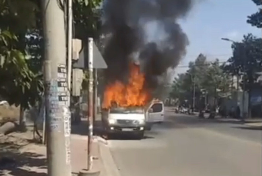 Ô tô đang chạy bất ngờ bốc cháy, 2 người thoát chết 