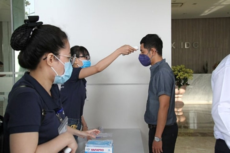  Đo thân nhiệt trước khi vào phòng làm việc
