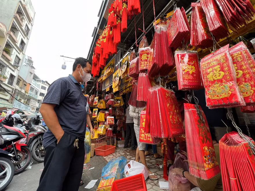 Chợ vàng mã lớn nhất TPHCM nhộn nhịp trước Tết ông Công ông Táo
