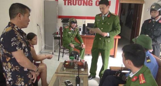 Kiểm tra hoạt động cho vay nặng lãi. Ảnh: Công an Thanh Hóa cung cấp