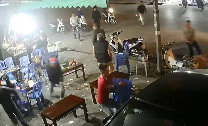Hình ảnh nhóm côn đồ truy sát tại quán ăn đêm