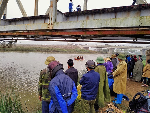 Hàng chục cán bộ chiến sỹ tìm kiếm nạn nhân đuối nước