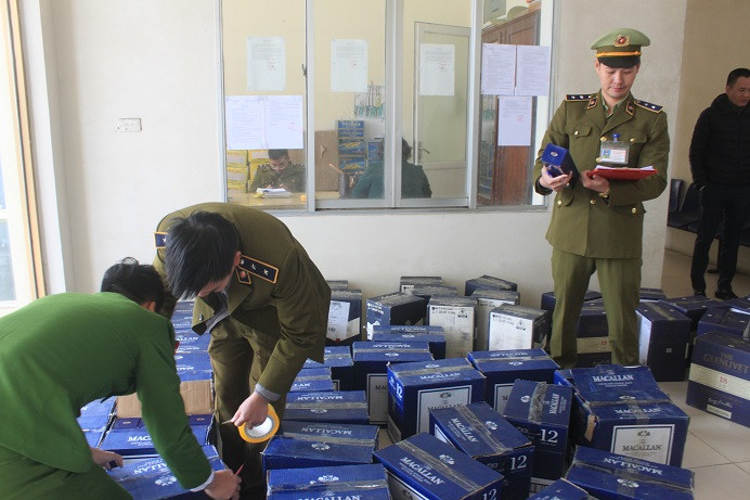 Bắt giữ xe tải vận chuyển gần 1.000 chai rượu ngoại nhập lậu