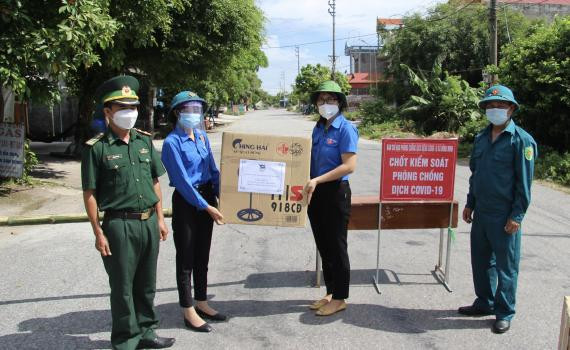 Huyện đoàn Tiền Hải bố trí lực lượng xung kích tham gia các chốt phong toả và thặng quà, hỗ trợ người dân vùng phong toả - Ảnh: Hoàng Long