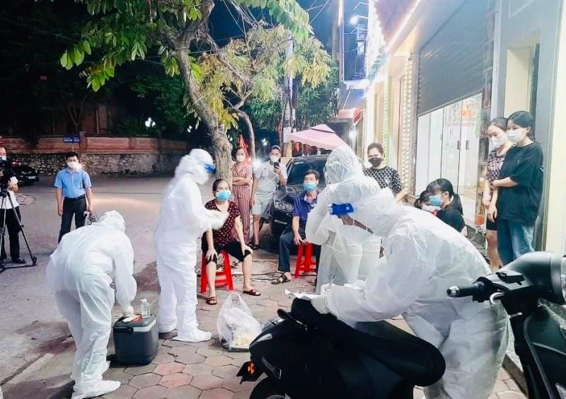 Hà Nam thần tốc, thâu đêm xét nghiệm toàn bộ thành phố Phủ Lý trong 3 ngày để truy tìm F0 - Ảnh: Hoàng Long