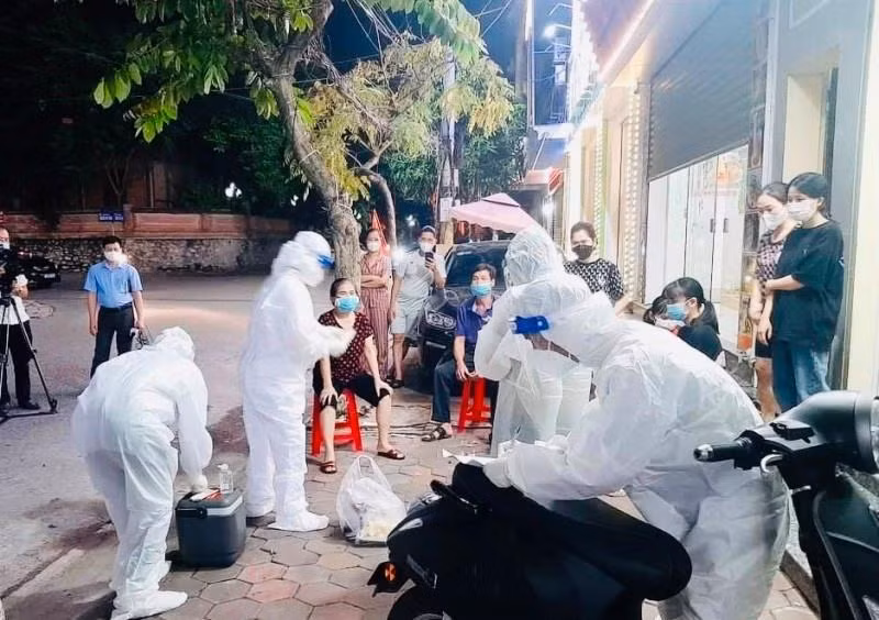 Hà Nam thần tốc, thâu đêm xét nghiệm toàn bộ thành phố Phủ Lý trong 3 ngày để truy tìm F0 - Ảnh: Hoàng Long