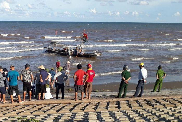 Sau gần 1 ngày, lực lượng tìm kiếm, cứu nạn mới tìm thấy thi thể nạn nhân - Ảnh: Hoàng Long