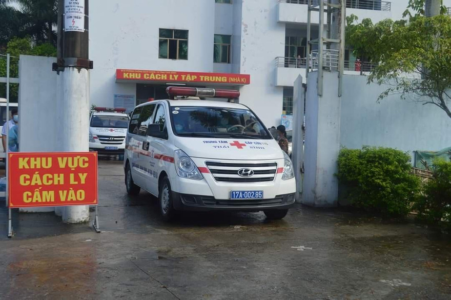 Các trường hợp F1 của 3 lái, phụ xe được đưa đi cách ly tập trung để khoanh vùng dịch - Ảnh: Hoàng Long