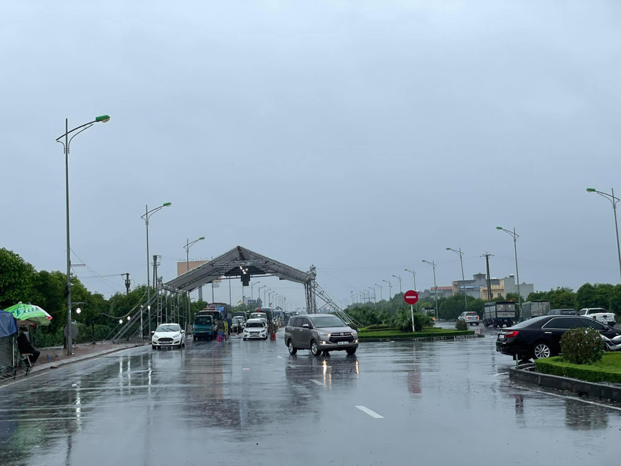 Từ sáng 16/10, các chốt kiểm dịch ở cửa ngõ tỉnh Nam Định dừng kiểm tra kết quả xét nghiệm SARS-CoV-2 - Ảnh: Hoàng Long