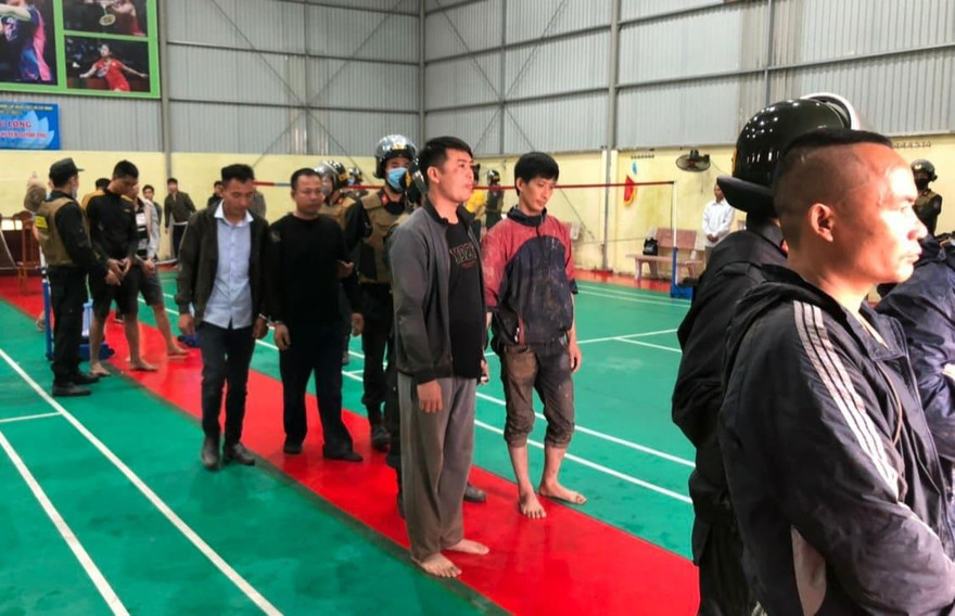 47 đối tượng tham gia đá gà tại sới bị tạm giữ - Ảnh: Hoàng Long