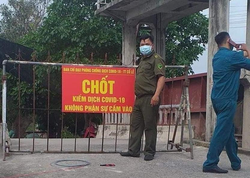 Lực lượng chức năng phong toả khu vực cư trú của người vừa có kết quả dương tính với SARS-CoV-2 - Ảnh: Hoàng Long