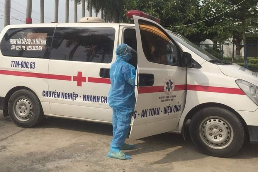 Bệnh nhân tái dương tính với SARS-COV2 tại Thái Bình được đưa đến khu cách ly đặc biệt để điều trị - Ảnh: Hoàng Long