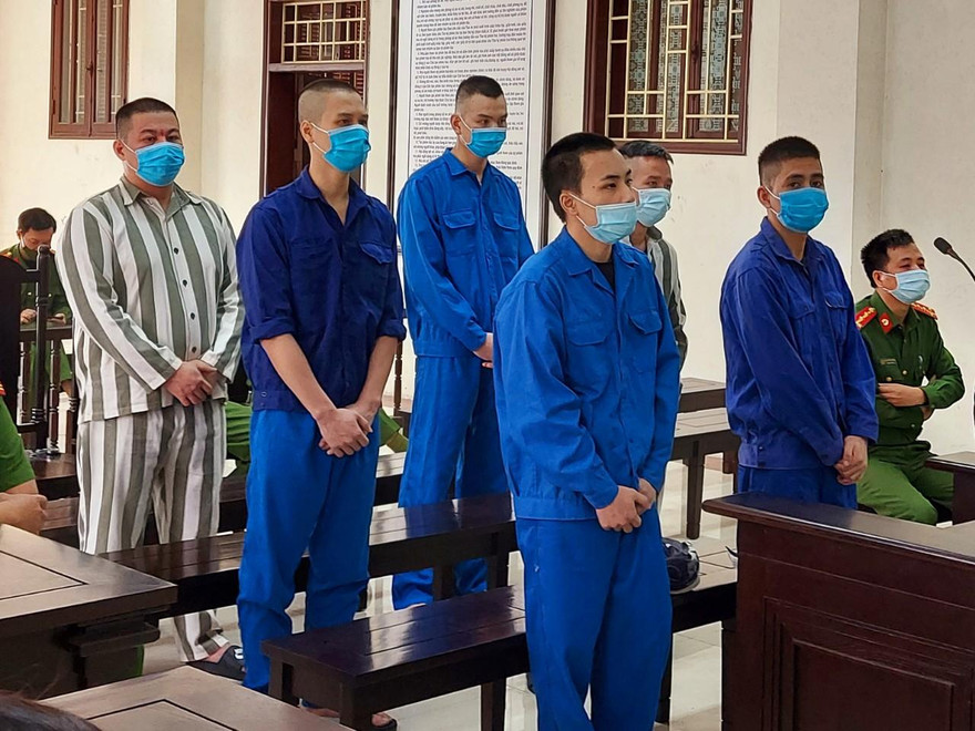 Ngày 25/10, con nuôi Đường "Nhuệ" là Bùi Mạnh Tiến và 5 đồng phạm bị xử vì vì tội đánh người gây thương tích - Ảnh: Hoàng Long