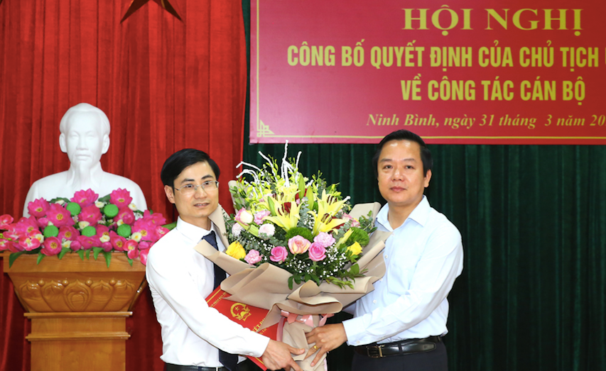 Chủ tịch UBND tỉnh Ninh Bình (phải) trao quyết định và chúc mừng tân Phó Giám đốc Sở Kế hoạch- Đầu tư Tạ Hoàng Hùng - Ảnh: Hoàng Long