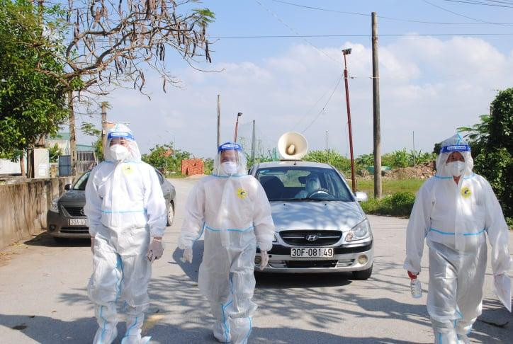 Chủ tịch UBND tỉnh Nam Định yêu cầu gõ cửa từng nhà dân để mời đi tiêm vắc xin - Ảnh: Hoàng Long