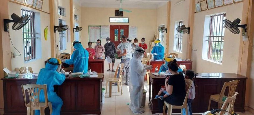 Xét nghiệm, khẩn trương truy vết tại các điểm mới xuất hiện dịch tại Nam Định. Ảnh: Hoàng Long