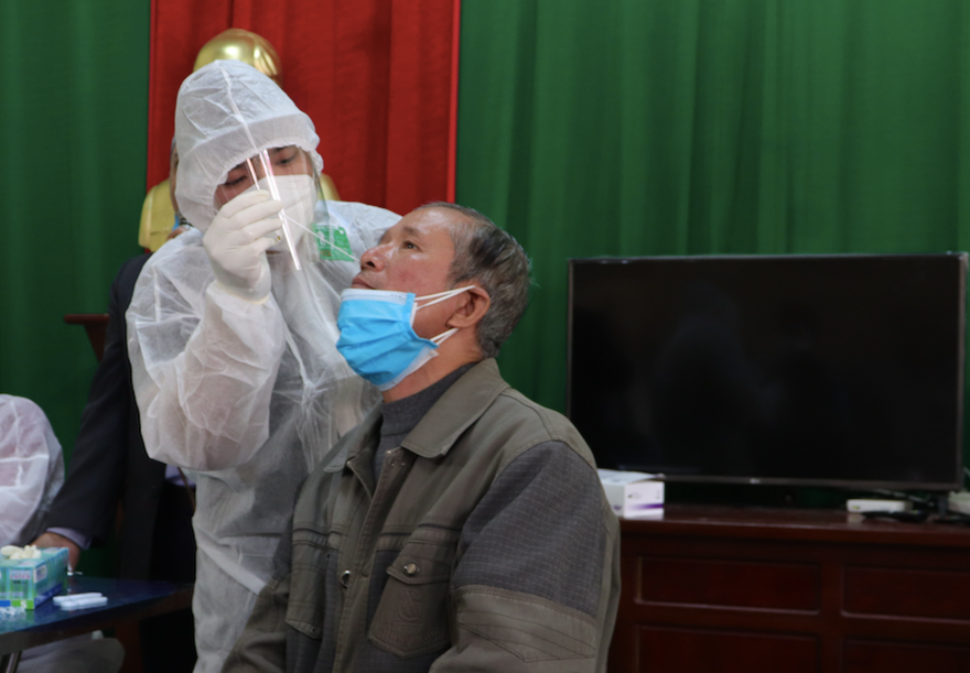 Đến tối 19/10, cơ bản gần 90.000 người dân tại huyện Ý Yên đã được lấy mẫu xét nghiệm COVID-19 - Ảnh: Hoàng Long