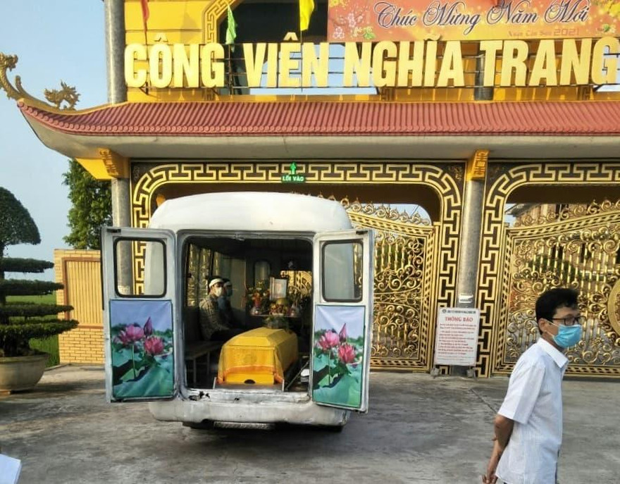 Xe tang bị chặn lại, không được vào đài hoả táng ở Nam Định vì không sử mua quan tài, thuê xe giá cao của chủ đài hoả táng - Ảnh: Hoàng Long