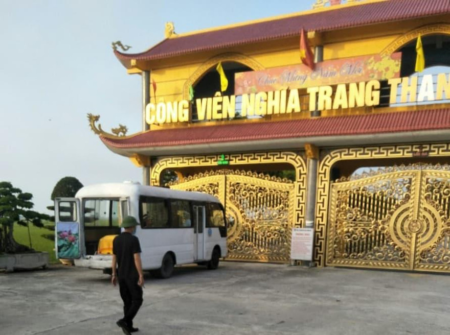 Xe chở thi hài bị chặn, không được vào hoả táng sáng 10/5 - Ảnh: Hoàng Long