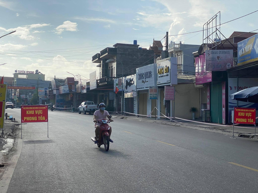 Huyện Hải Hậu phong toả 5 xóm phố thuộc 2 xã, thị trấn sau khi phát hiện 10 người mắc COVID-19 - Ảnh: Hoàng Long