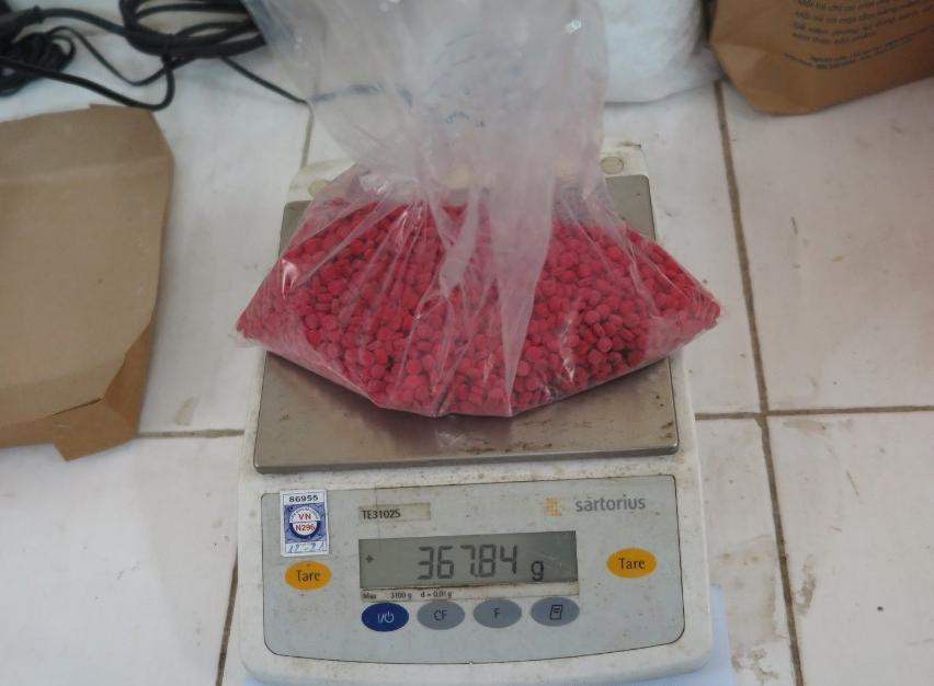 Công an bắt giữ 10.000 viên hồng phiến và nhiều loại ma tuý khác - Ảnh: Hoàng Long