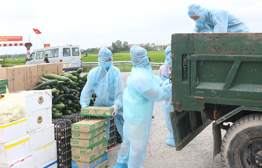 Chuyển nhu yếu phẩm phục vụ đời sống hàng ngày đến người dân trong các khu cách ly tại Hà Nam - Ảnh: HN