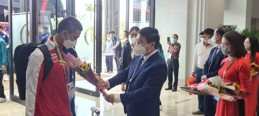 Lãnh đạo tỉnh Nam Định tặng hoa, đón chào các đoàn về Nam Định tham dự Bảng B môn Bóng đá nam - Ảnh: Hoàng Long