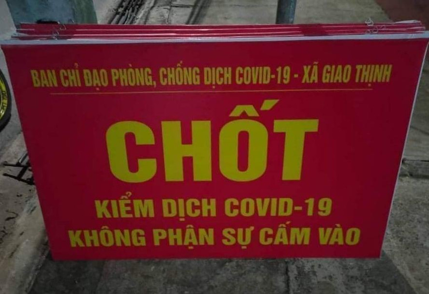 Từ đêm qua (30/9), xã Giao Phong được lập chốt, tạo các vùng cách ly để ngăn chặn dịch - Ảnh: Hoàng Long