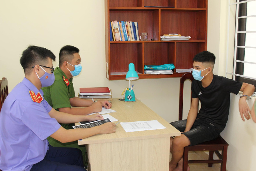 Bùi Huy Lực bị bắt giữ để điều tra hành vi môi giới mại dâm - Ảnh: Hoàng Long