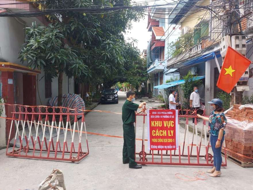 Khẩn trương phong toả các điểm liên quan đến 4 sinh viên Đại học Y Dược Thái Bình dương tính với SARS-CoV-2 - Ảnh: Hoàng Long