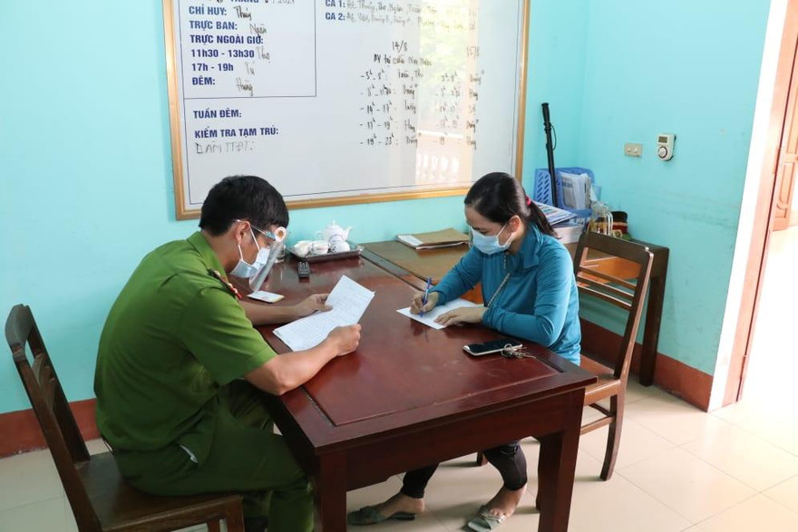 Tại cơ quan công an, bà T.T.T thừa nhận đã sửa giấy kết quả xét nghiệm để đi qua chốt kiểm dịch - Ảnh: Hoàng Long