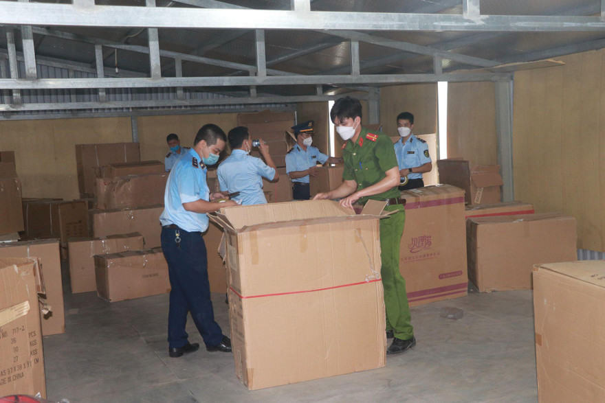 Kho hang chứa hàng chục nghìn sản phẩm đồ chơi trẻ em không có nguồn gốc, xuất xứ bị phát hiện tại Nam Định - Ảnh: Hoàng Long