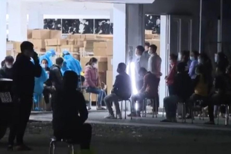 Lực lượng y tế Thái Bình xuyên đêm lấy mẫu xét nghiệm toàn bộ hơn 600 công nhân của Công ty TNHH Công nghệ may mặc Spectre Việt Nam - Ảnh: Hoàng Long