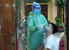 Hà Nam tiếp tục xét nghiệm diện rộng trong các khu cách ly y tế để truy tìm F0 - Ảnh: Hoàng Long