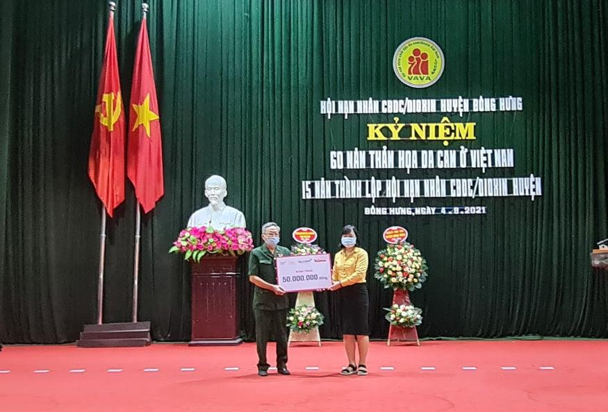 Đại diện Quỹ "Vì tầm vóc Việt" tặng 50 triệu đồng đến các nạn nhân chất độc da cam/Dioxin tại huyện Đông Hưng, tỉnh Thái Bình - Ảnh: Hoàng Long