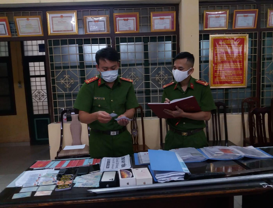 Tang vật cho vay nặng lãi bị công an thu giữ - Ảnh: Hoàng Long