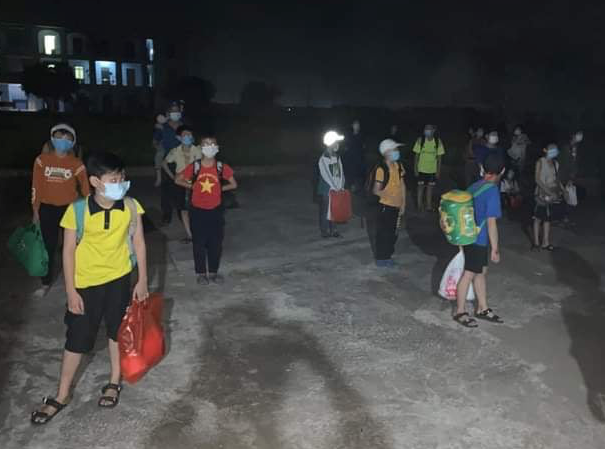 Rạng sáng 11/5, 30 học sinh cùng lớp với cháu bé vừa có kết quả xét nghiệm dương tính được đưa đi cách ly tập trung - Ảnh: Hoàng Long