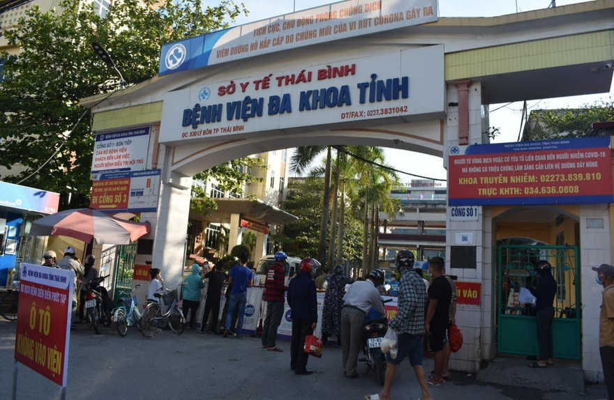 Phong toả Bệnh viện Đa khoa tỉnh Thái Bình vì liên quan đến lịch trình di chuyển của một nữ bệnh nhân COVID-19 - Ảnh: Hoàng Long