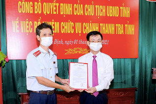 Chủ tịch UBND tỉnh Nam Định (phải) trao quyết định bổ nhiệm cho tân Chánh Thanh tra tỉnh Nam Định. Ảnh: Hoàng Long