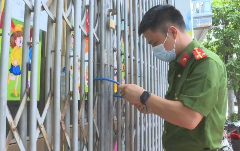 Công an thành phố Thái Bình niêm phong cơ sở mầm non Sao Việt để điều tra - Ảnh: Hoàng Long