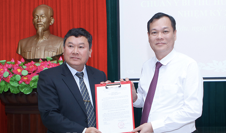 Phó Bí thư thường trực Tỉnh uỷ Nam Định Lê Quốc Chỉnh (phải) trao quyết định cho tân Bí thư Huyện uỷ Hải Hậu Trần Minh Hải - Ảnh: Hoàng Long