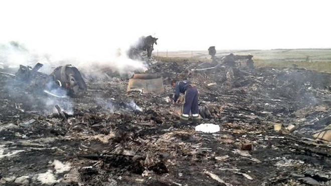 Khói bốc lên từ đống đổ nát của chiếc máy bay. Ảnh: Reuters