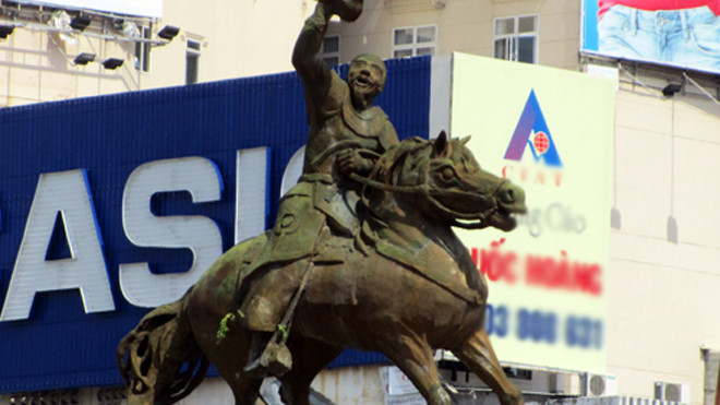 Tượng đài Trần Nguyên Hãn trước chợ Bến Thành bị rơi mất chân phải. Ảnh: VnExpress