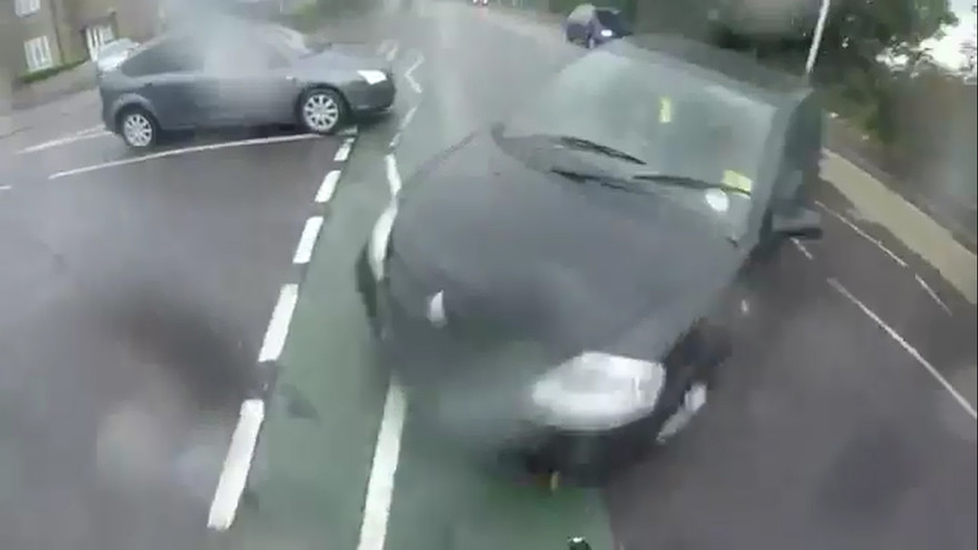 Cua-rơ thoát chết ngoạn mục khi tông vào ôtô