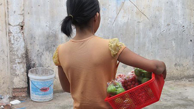 Sau khi về với nhà, hằng ngày Nhi vẫn đi bán vé số, trái cây cùng mẹ.